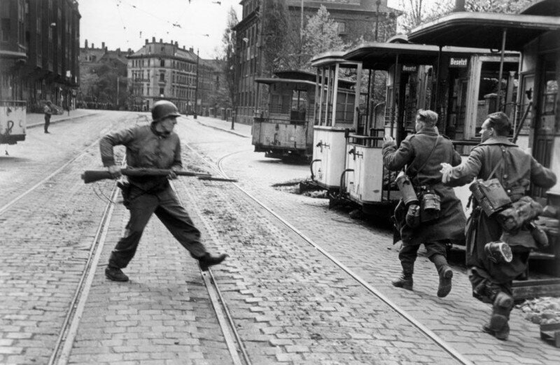 Американский солдат берет в плен немцев. Лейпциг, 18 апреля 1945 г.