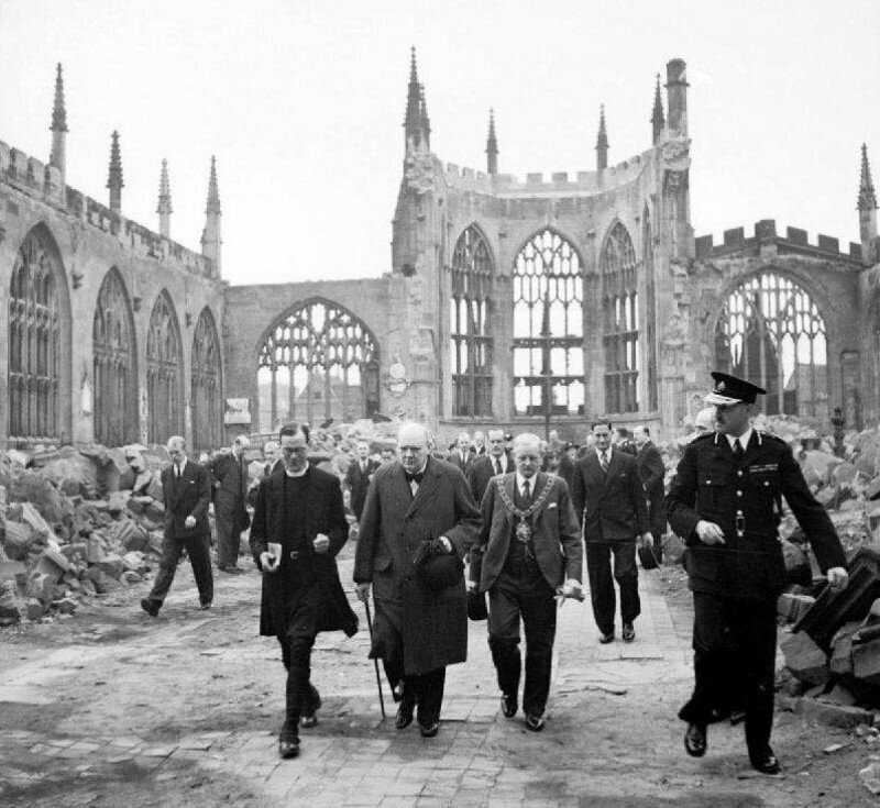 Уинстон Черчилль с проректором Ричардом Говардом и мэром Альфредом Робертом Гриндли в руинах собора Ковентри, сентябрь 1941 года.
