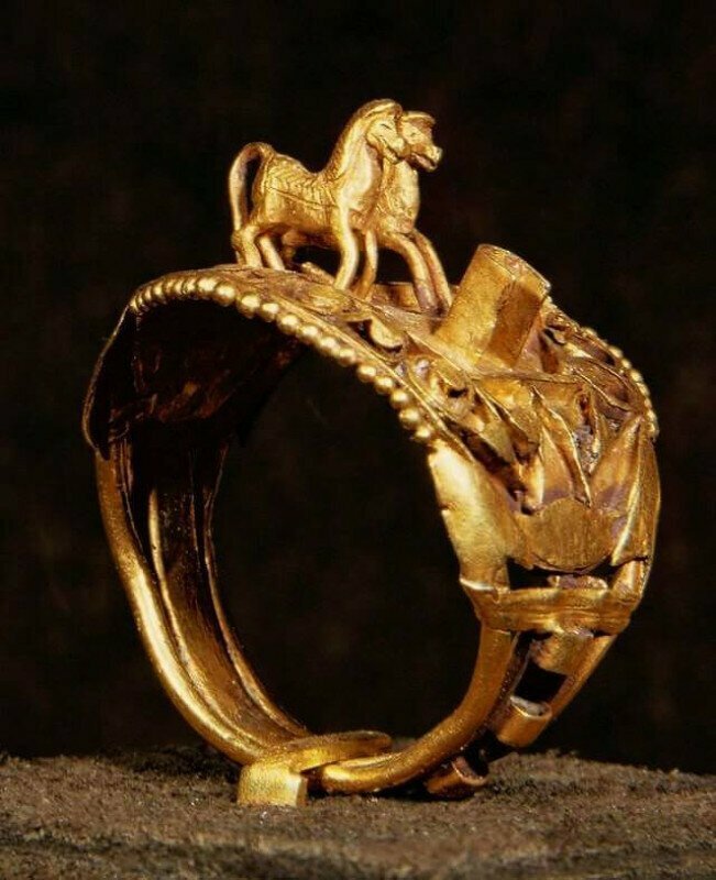 Золотое кольцо фараона Рамсеса II. Сделано 4 тысячи лет назад...