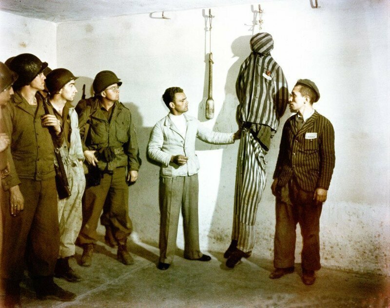 Американским солдатам демонстрируют один из способов казни в лагере Бухенвальд. 18 апреля 1945 года. Германия.