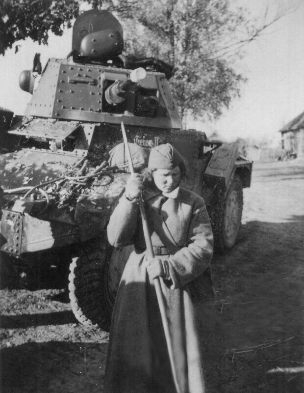 Советская девушка-сапер у брошенного немецкого бронеавтомобиля Pz.Spah.204(f) (фр. Panhard 178 AMD-35)