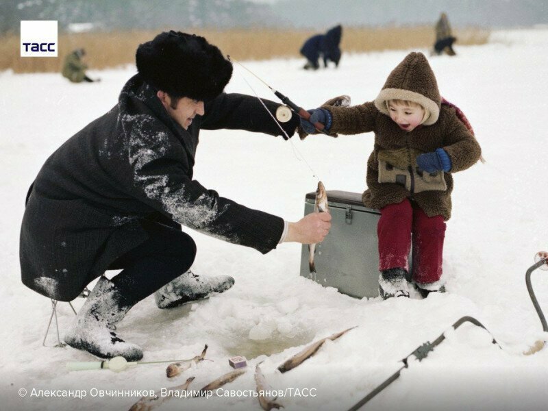 Механик Михаил Сомов учит своего сына зимней рыбалке. СССР, 1981 год.