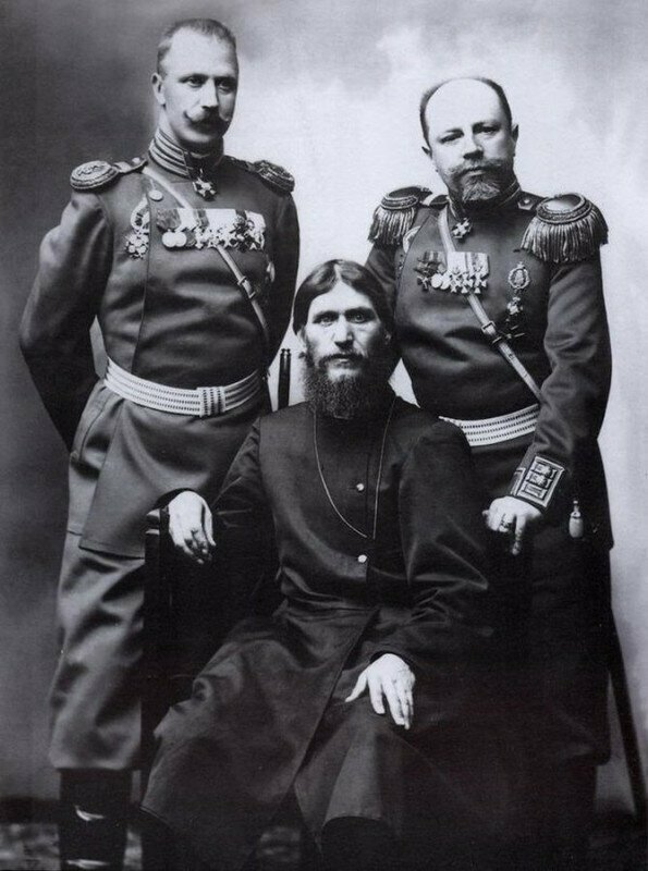 Распутин, генерал-майор Путятин и полковник Лотман, Российская империя, 1904 год. Фотограф: Карл Булла.
