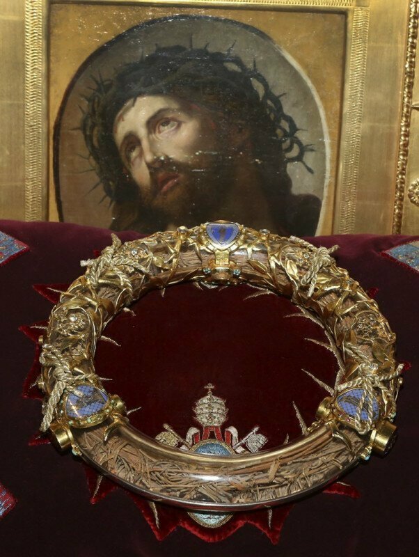 Терновый венец, который, как считалось, носил Иисус Христос и был куплен королем Людовиком IX в 1239 году
