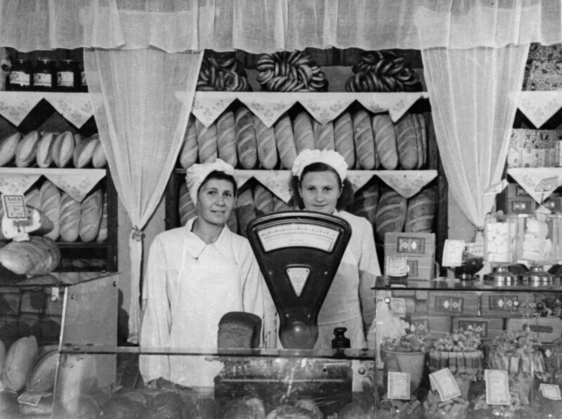 Хлебопекарня на улице Желябова (Большая Конюшенная) в Ленинграде, 1950-е годы.