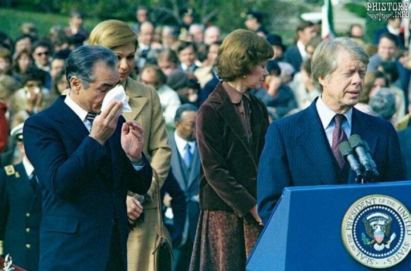 Шах Ирана вытирает слезы (выступившие из-за слезоточивого газа) на выступлении президента Картера, Вашингтон, СШA, 15 ноября 1977 года. 