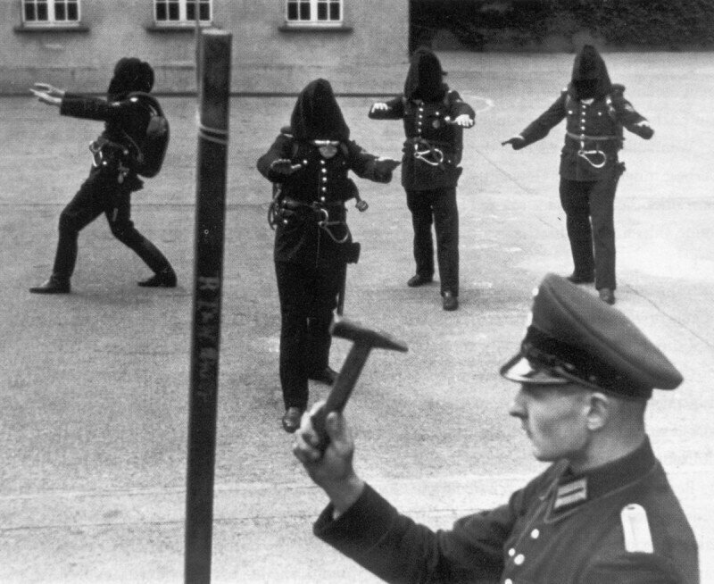 Немецкие пожарные на тренинге по обнаружению источника звука в темноте. Германия. 1940 г.