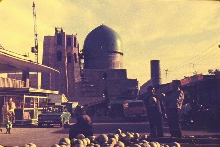 Это фото скорее всего из Самарканда, на нём — мечеть Биби-Ханым