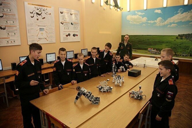 Петербургские суворовцы показали Путину роботов. Те оказались сделаны в Южной Корее