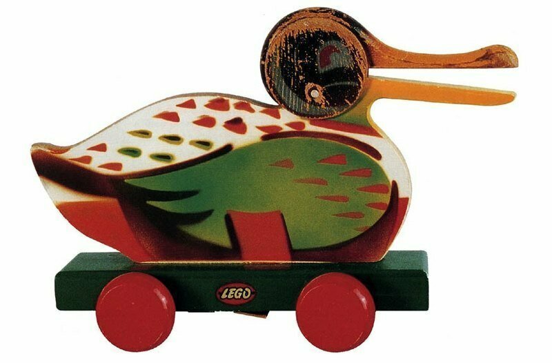 2. Первая игрушка компании LEGO - деревянная утка