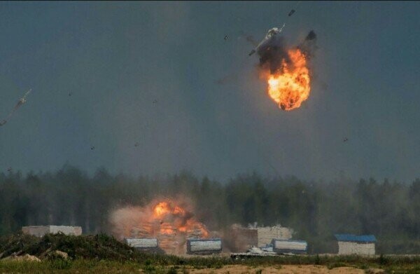 Фото взрыва авиабомб в воздухе после столкновения
