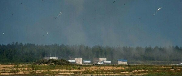 Фото взрыва авиабомб в воздухе после столкновения