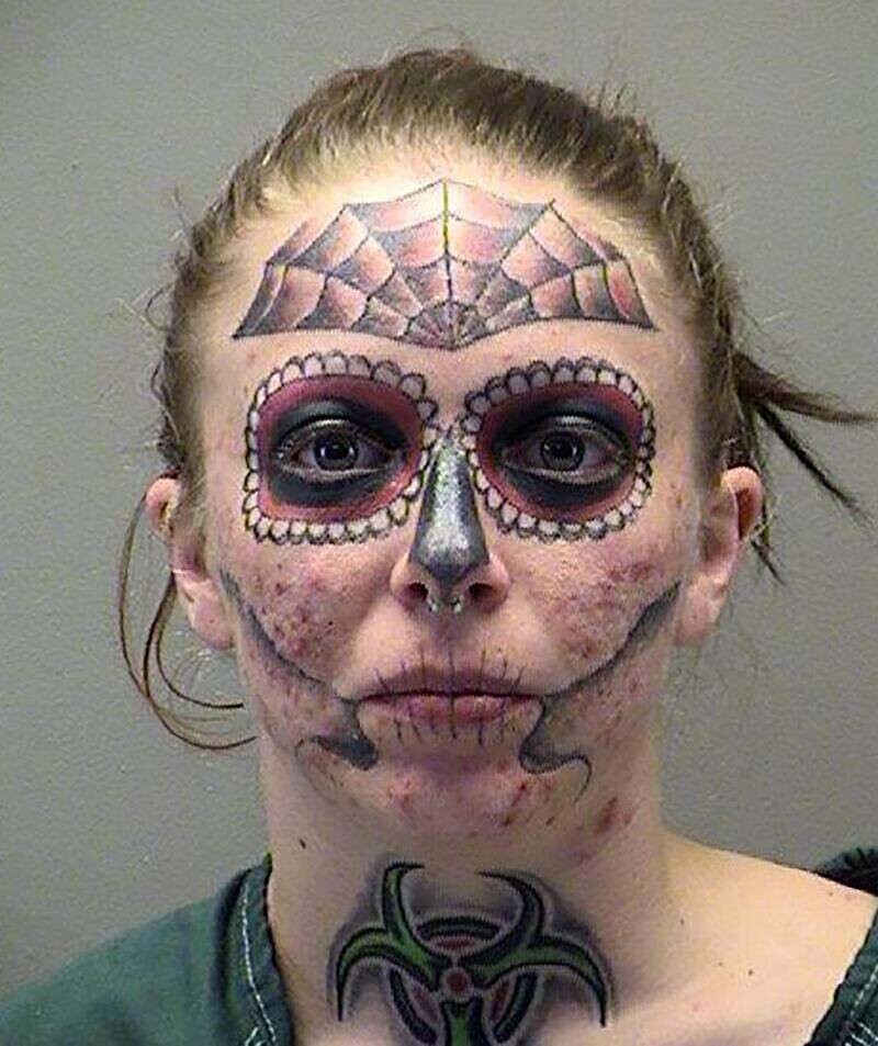 На впечатляющем фото можно увидеть девушку с татуировкой на лбу и рисунком, похожим на череп, на глазах, щеках, носу и губах
