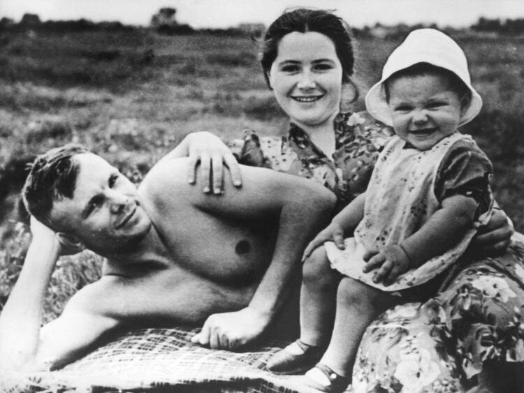 Юрий Гагарин со своей семьей