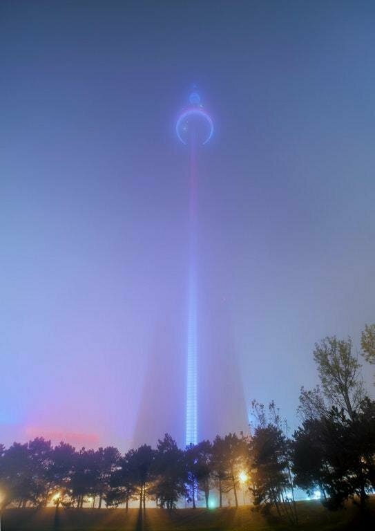 Башня Си-Эн Тауэр, Торонто в тумане