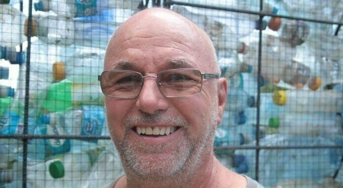 Создатель деревни из бутылок — канадский предприниматель Роберт Бизо, который сейчас живёт в Панаме