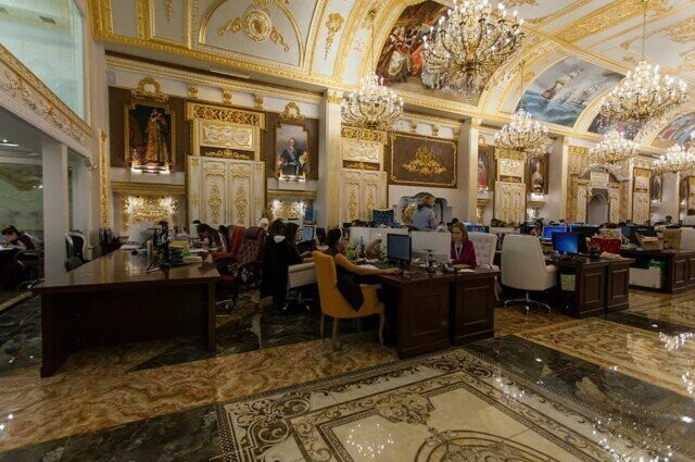 Фото офиса екатеринбургской компании, который больше похож на дворец