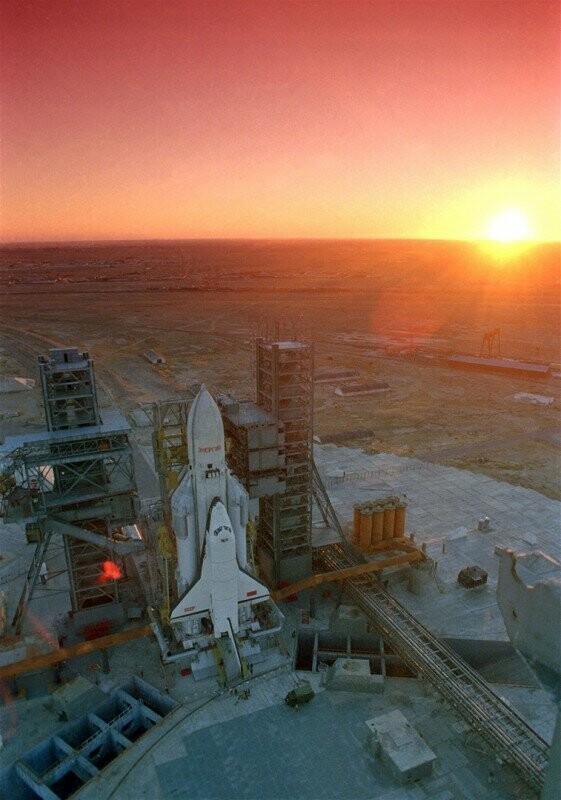 Многоразовый орбитальный корабль-ракетоплан «Буран» на сверхтяжёлом ракетоносителе «Энергия». СССР, ноябрь 1988 года. 