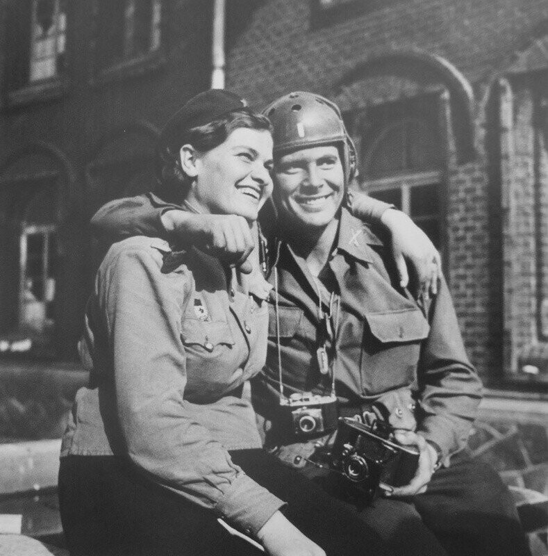 Советская девушка-офицер и американский военный фотокорреспондент позируют на улице Торгау. 1945