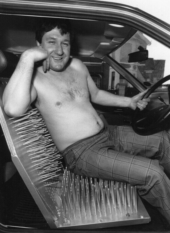 Каскадёр Джон Дин на гвоздях, которые он установил в своей машине, для тренировки выносливости, 26 февраля 1981 год.