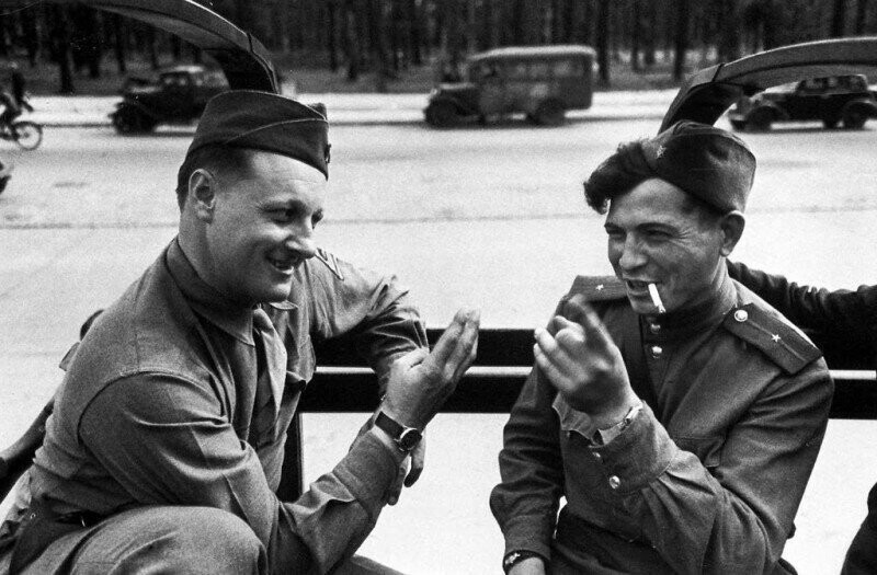Русский офицер и американский военнослужащий: общаются на пальцах. Берлин. 1945 г.
