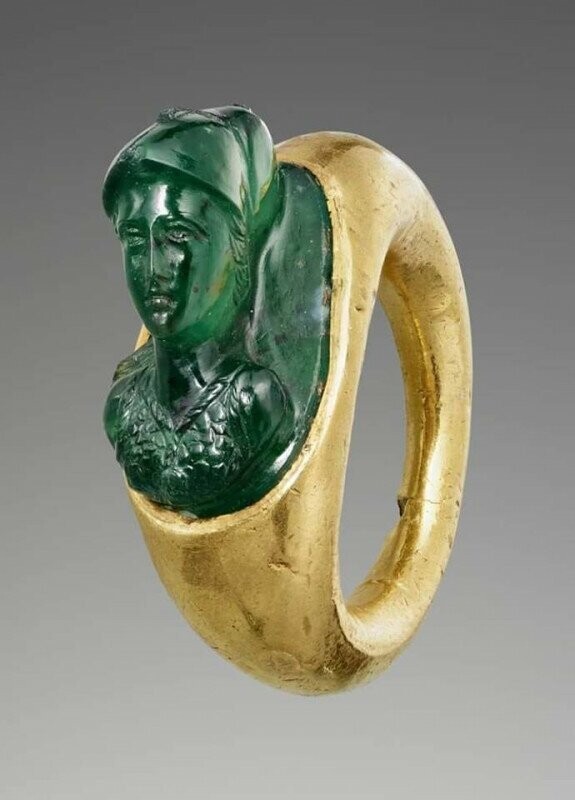 Древнеримское кольцо с головой богини Минервы, 1 век. Музей Гетти, Калифорния.
