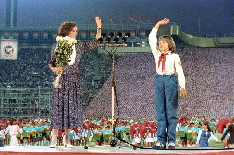 Мать погибшей американской девочки и московская школьница Катя Лычева на торжественной церемонии открытия первых Игр доброй воли в 1986 году на Центральном стадионе имени Ленина