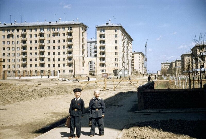Советские школьники в Москве на фоне новостроек улицы Фотиева, 1958 год.