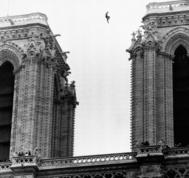 Фотография с канатоходцем Филиппом Пети, который прошел между двумя башнями собора Нотр-Дам де Пари на высоте почти 70 метров. 26 июня 1971 года