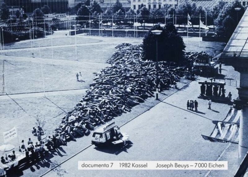 В 1982 году немецкий художник Йозеф Бойс привез и свалил перед зданием музея города Кассель 7000 базальтовых блоков.
