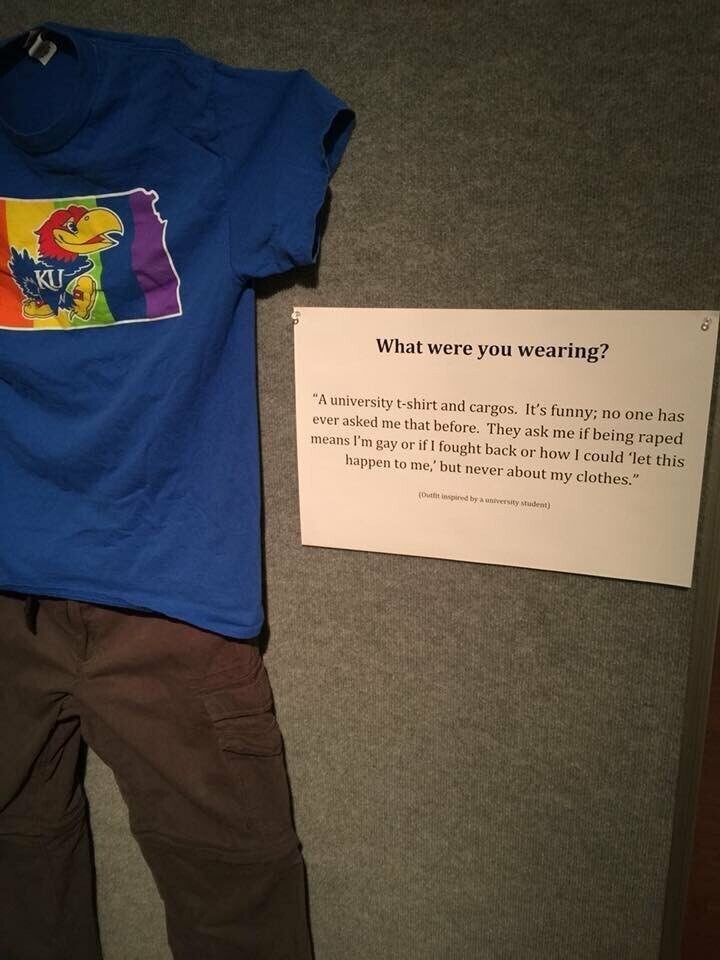 "Университетская футболка и штаны. Забавно, но никто не спрашивал меня об одежде. Спрашивали только гей ли я, не сопротивлялся ли, и как я мог "позволить этому случиться", но об одежде - никогда"