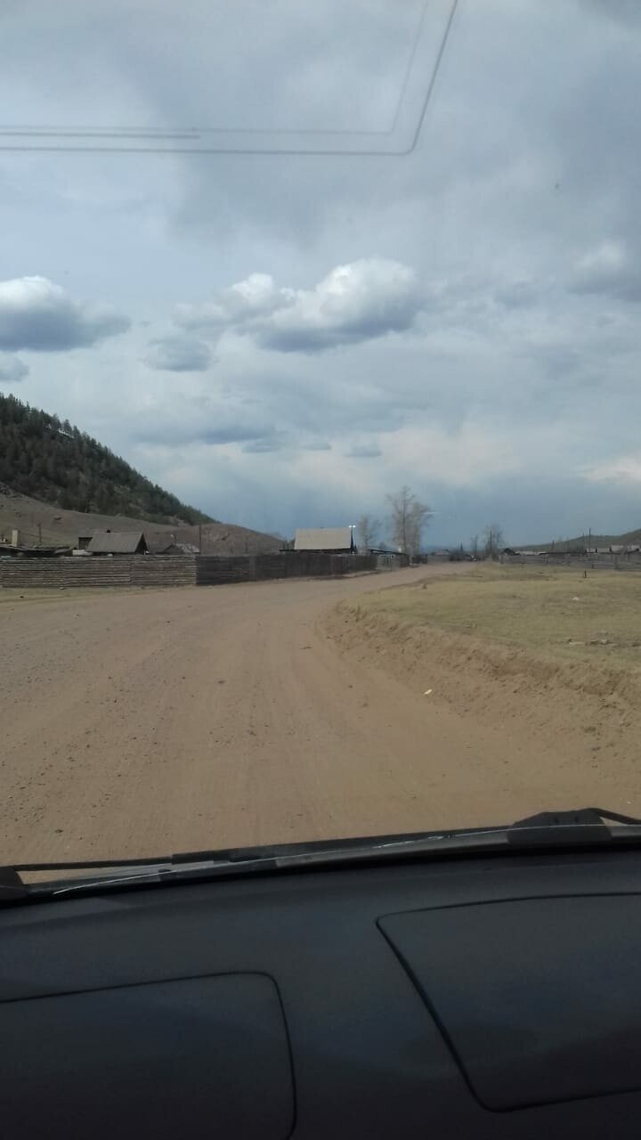 Село расположено в длину вдоль гор