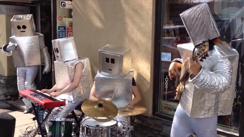 Своя атмосфера: уличные музыканты-роботы круто сыграли Daft Punk