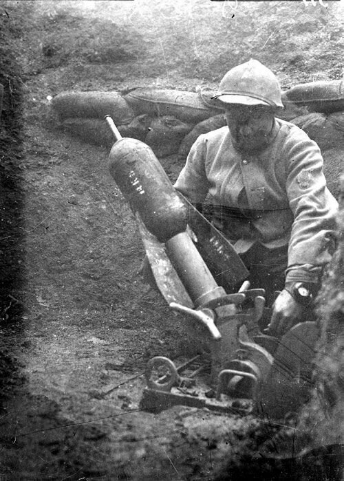 Французский солдат и Mortier de 58 mm type 2,. также известный как Crapouillot или «маленькая жаба» - стандартный французский средний миномет  Первой мировой войны