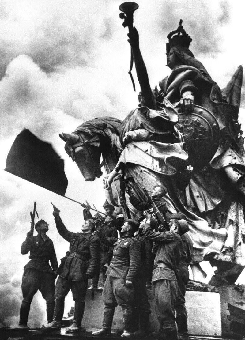 30 апреля 1945 года. Знамя Победы над Рейхстагом
