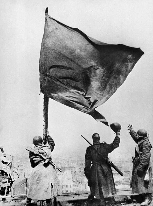 30 апреля 1945 года. Знамя Победы над Рейхстагом