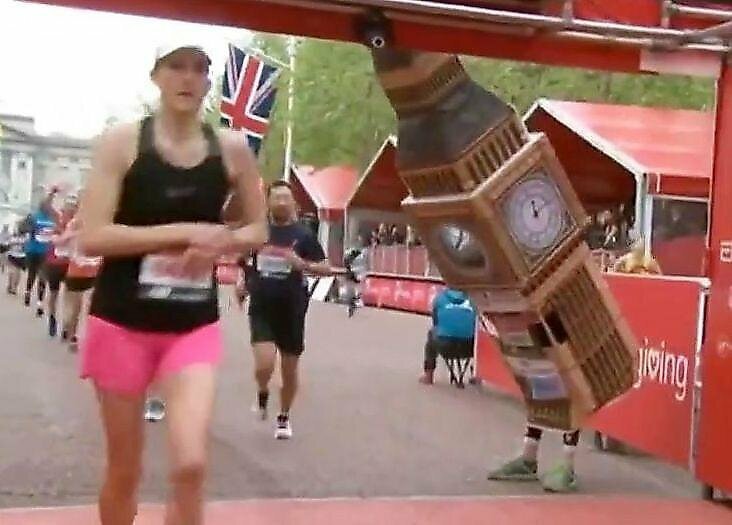 Башня не прошла: марафонец в костюме "Биг-Бена" застрял на финише
