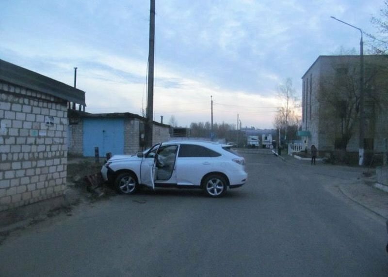 В Беларуси пьяные сотрудники автомойки разбили "Лексус" клиента