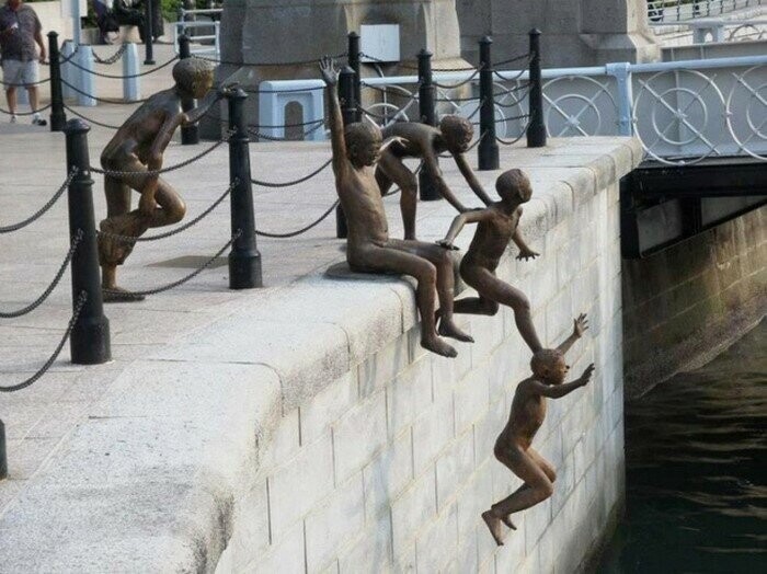 Эта скульптура — часть огромного проекта, демонстрирующего тесно обсевших реку в Сингапуре людей