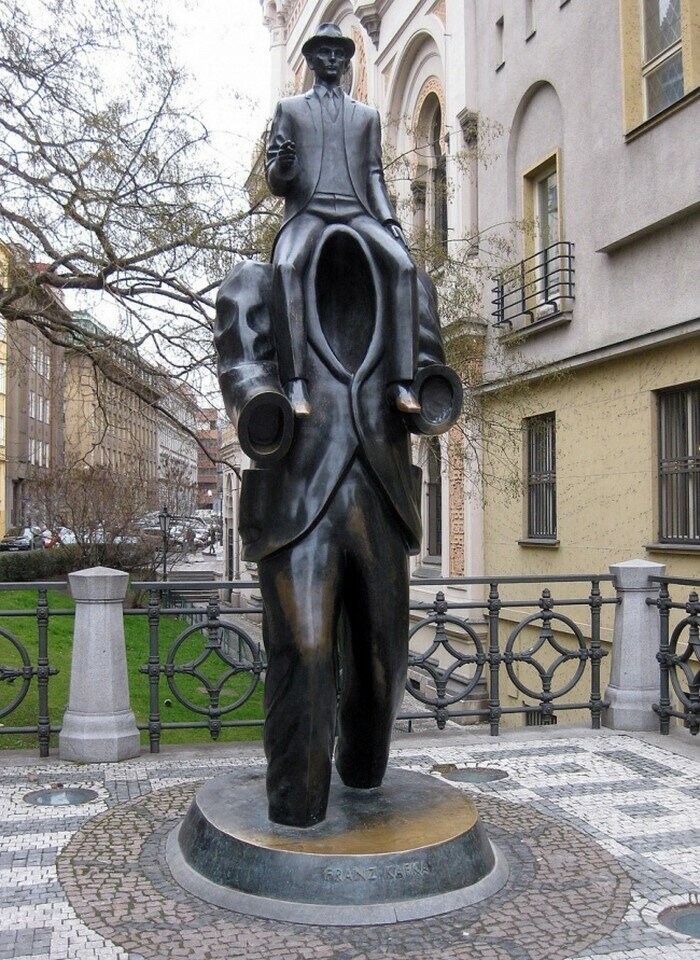 А вот и чешский памятник Францу Кафке…