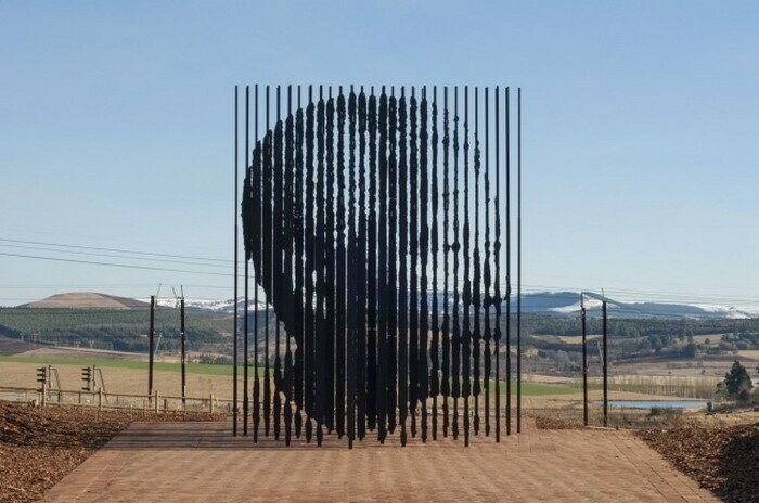 Памятник Нельсону Манделе видно лишь с одного ракурса. С остальных он выглядит простым нагромождением металлических столбов