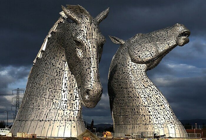 А эти статуи изображают келпи, свирепых коней-духов из шотландского фольклора
