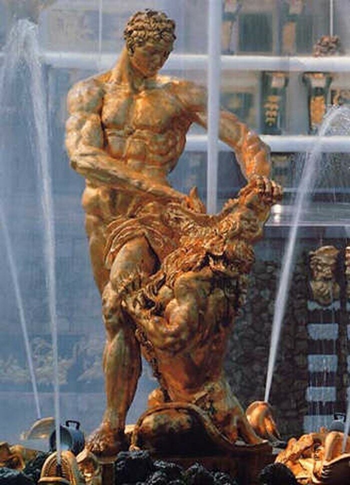 Ну и, разумеется, какая бы это была подборка скульптур без легендарного Геракла с его несчастным львом?