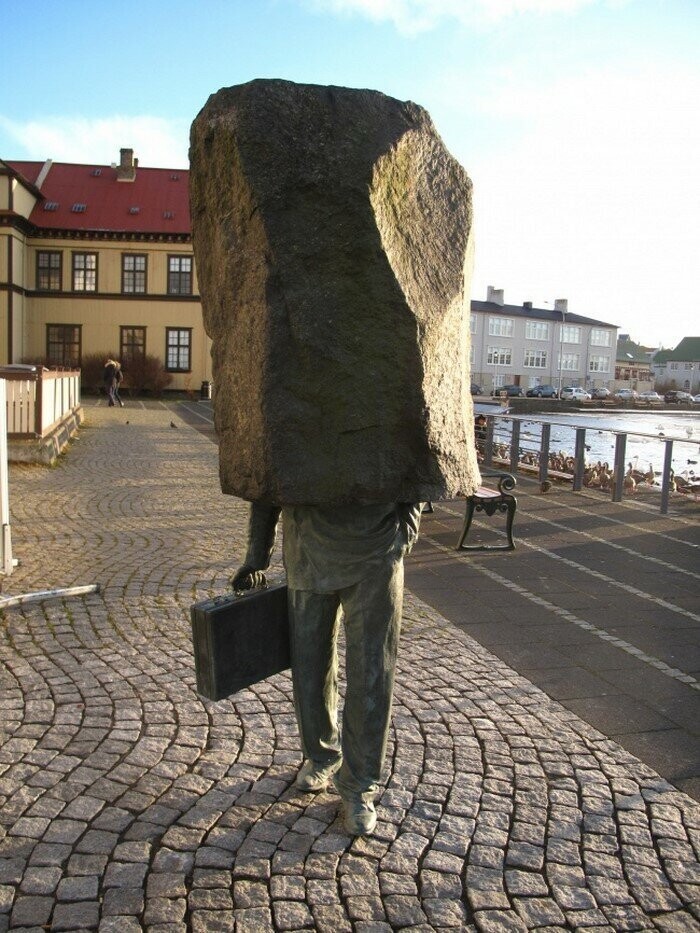 С исландским скульптором согласятся многие: часто чиновники выглядят именно так