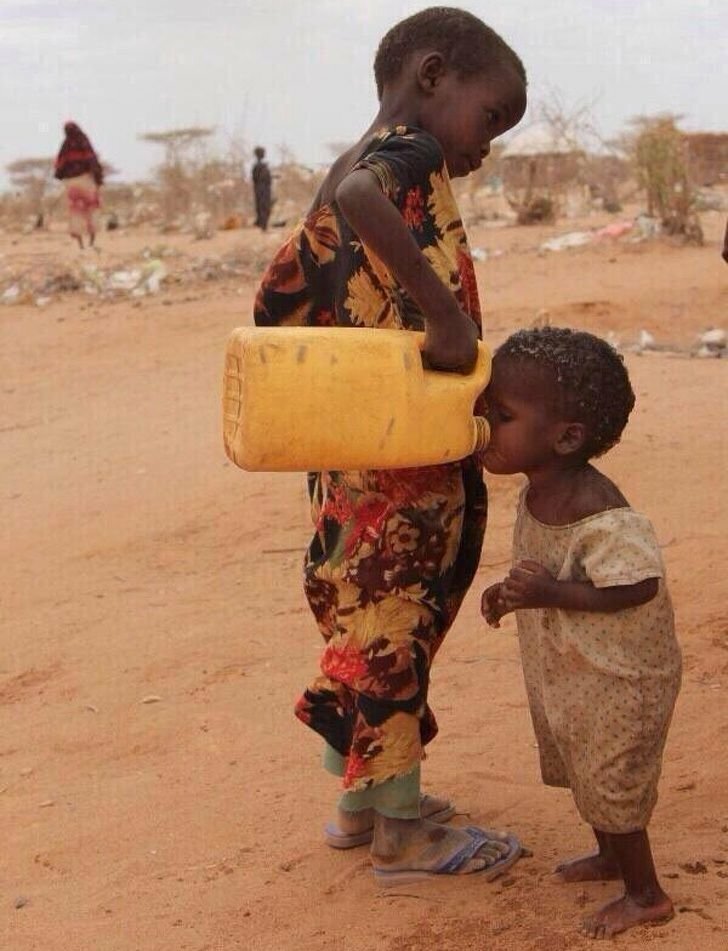 Что может быть ценнее глотка воды в пустыне для младшей сестры?