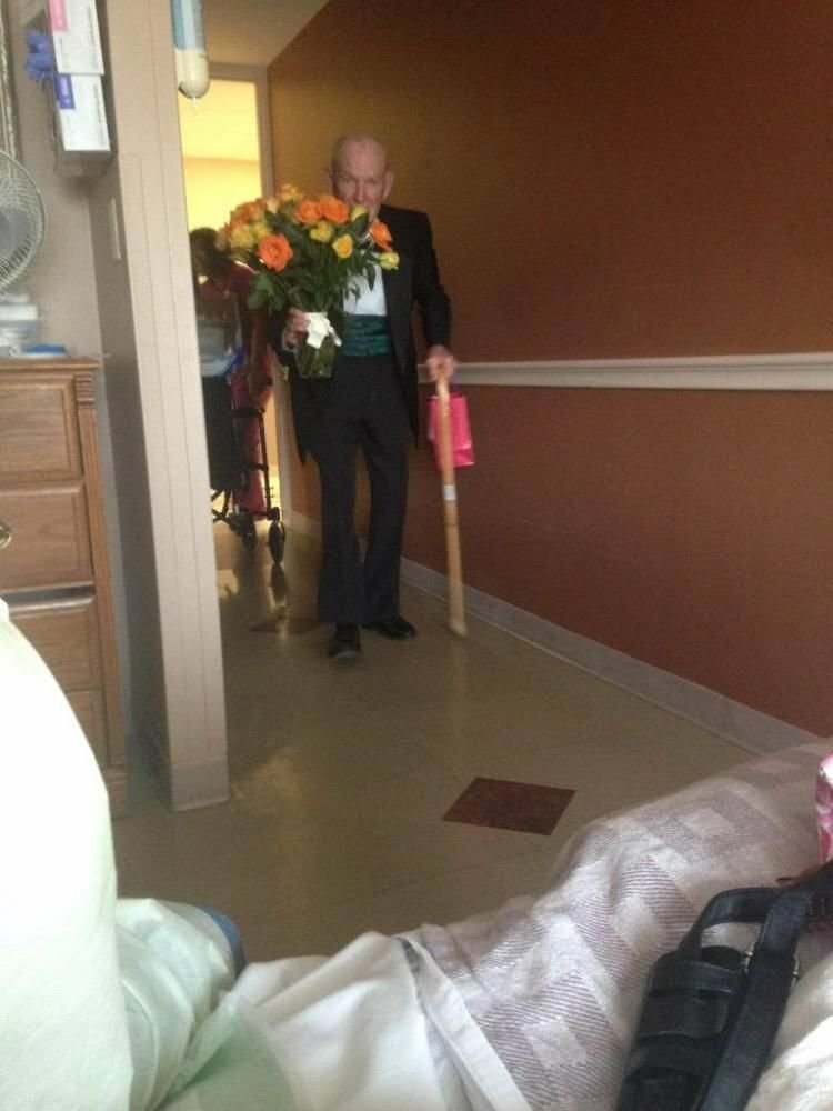 Дедушка пришел проведать бабушку в больнице. У них 57-ая годовщина свадьбы