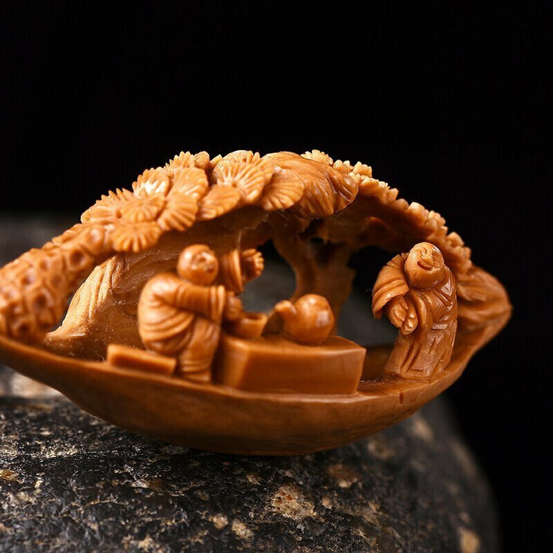 Хайдао — искусство превращения бесполезных косточек от фруктов в филигранные предметы искусства. Чаще всего используют персиковые косточки.