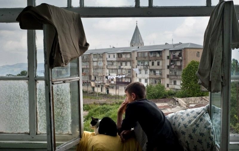 Нагорный Карабах. Парень проводит последнее лето в квартире матери, перед тем как поступить в военное училище в Ереване.