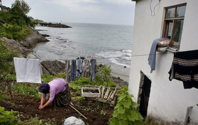 Женщина работает в саду, Турция.