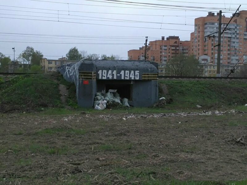 Жители Купчино обнаружили мусор, убранный к визиту и.о. губернатора Беглова, в блокадном памятнике
